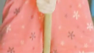 Девушка в гараже села на лавку и принялась мастурбировать прямо в чулках