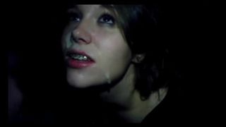 Молодая девушка отсосала парню член в ночном клубе и получила много спермы на лицо