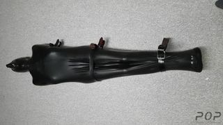 Девушку связали и оставили в латексном костюме полностью закрыв лицо