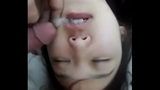 Молодая спящая азиатка получает сперму в рот и на лицо