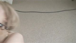 Связал кузину и заставил ее кончить от вибратора на полу