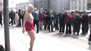 Господин заставил рабыню сделать минет в общественном месте